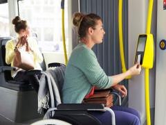 Rolstoelgebruiker scant de mobib-kaart op de bus (foto (c) De Lijn)