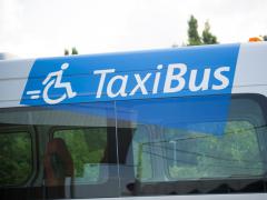 logo TaxiBus op de zijkant van het busje - (c) MIVB